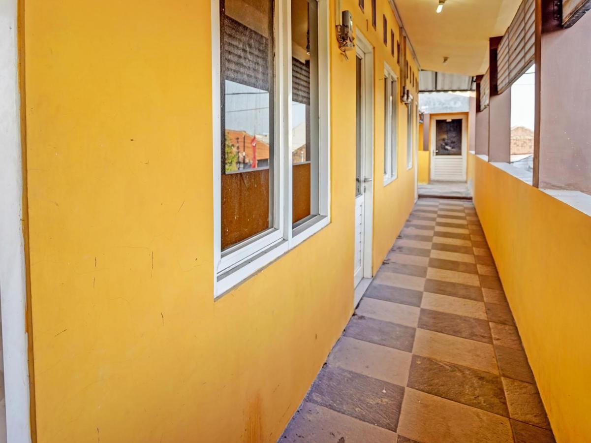 SPOT ON 91595 Sruni Syariah Hotel Gedangan Bagian luar foto