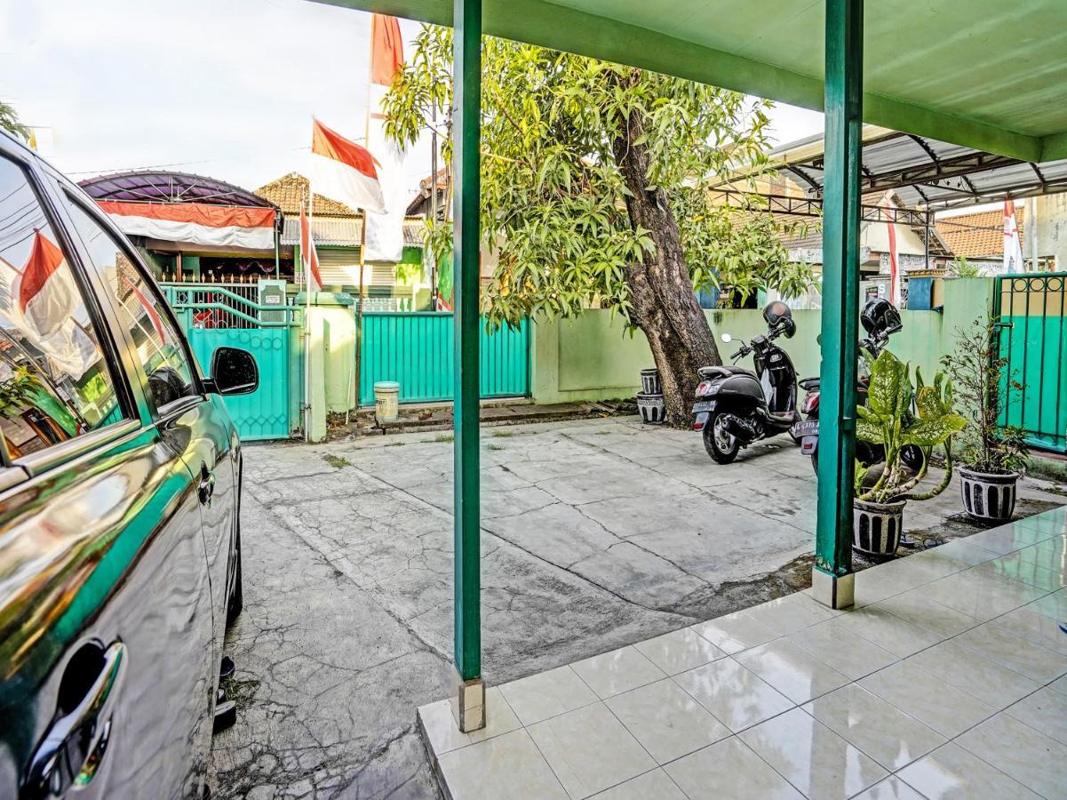 SPOT ON 91595 Sruni Syariah Hotel Gedangan Bagian luar foto