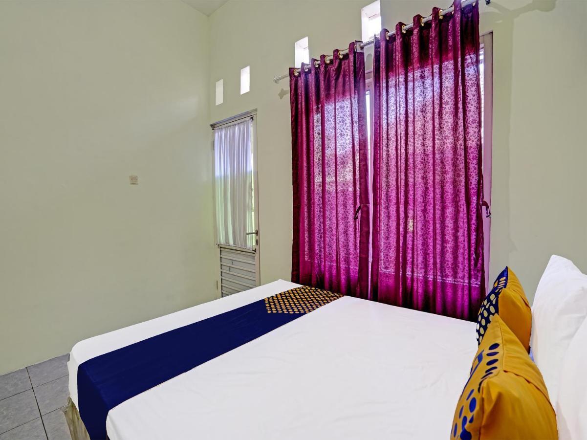 SPOT ON 91595 Sruni Syariah Hotel Gedangan Bagian luar foto