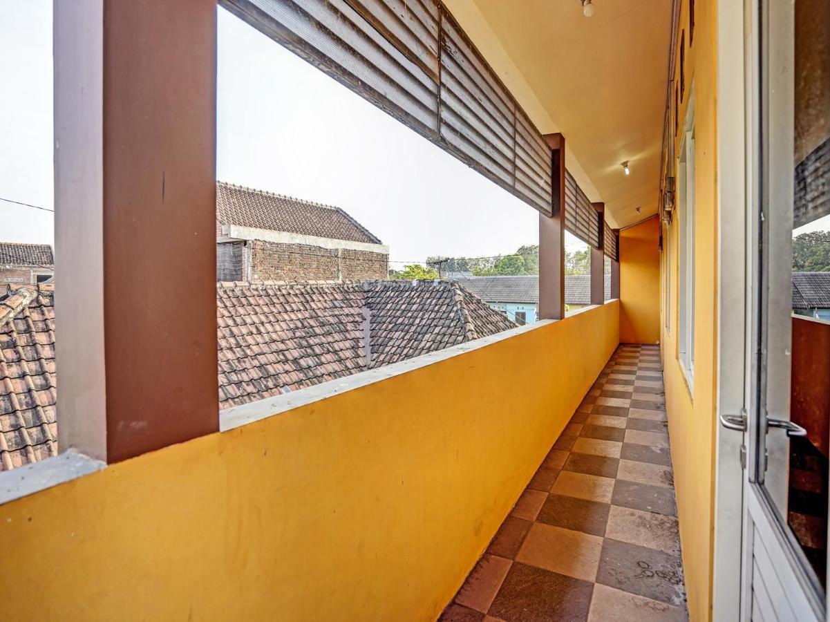 SPOT ON 91595 Sruni Syariah Hotel Gedangan Bagian luar foto
