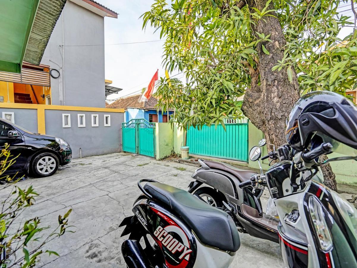 SPOT ON 91595 Sruni Syariah Hotel Gedangan Bagian luar foto