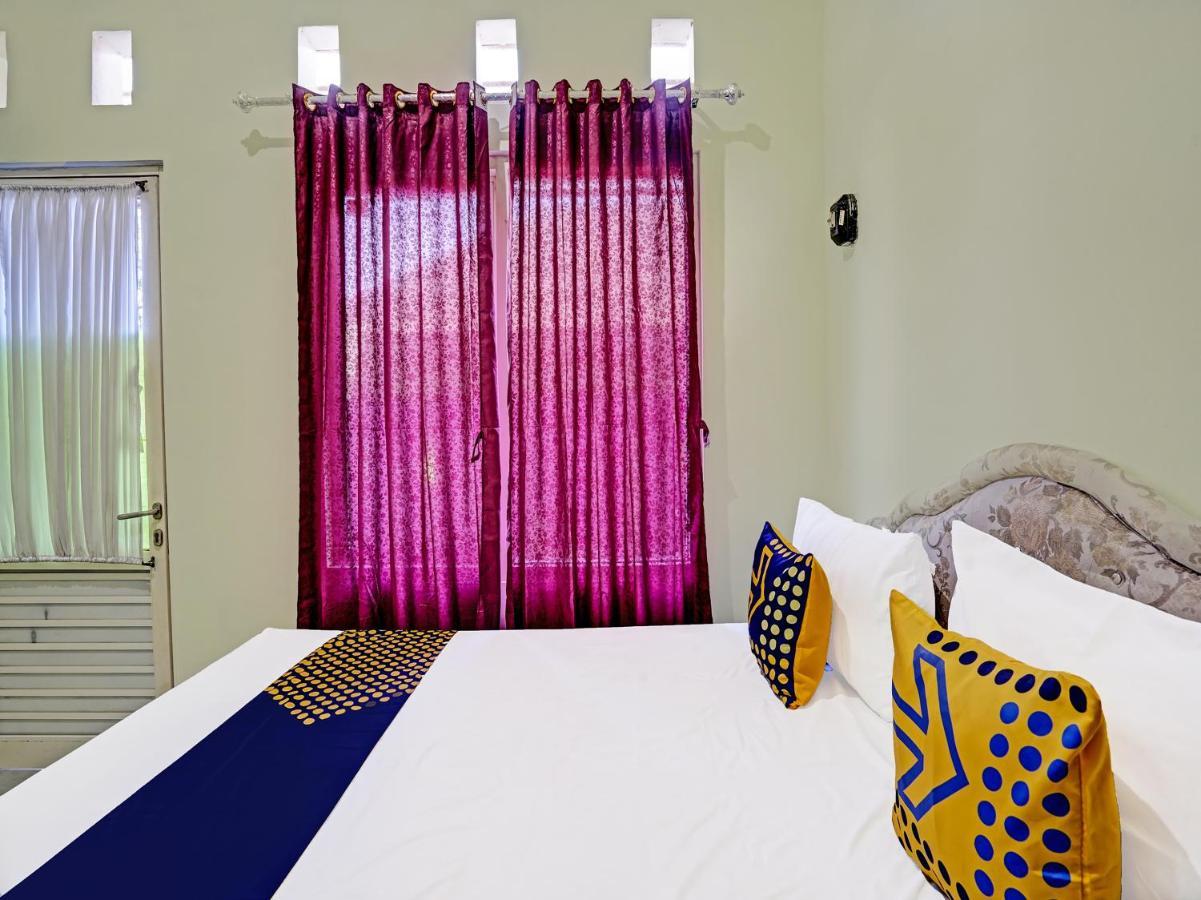 SPOT ON 91595 Sruni Syariah Hotel Gedangan Bagian luar foto