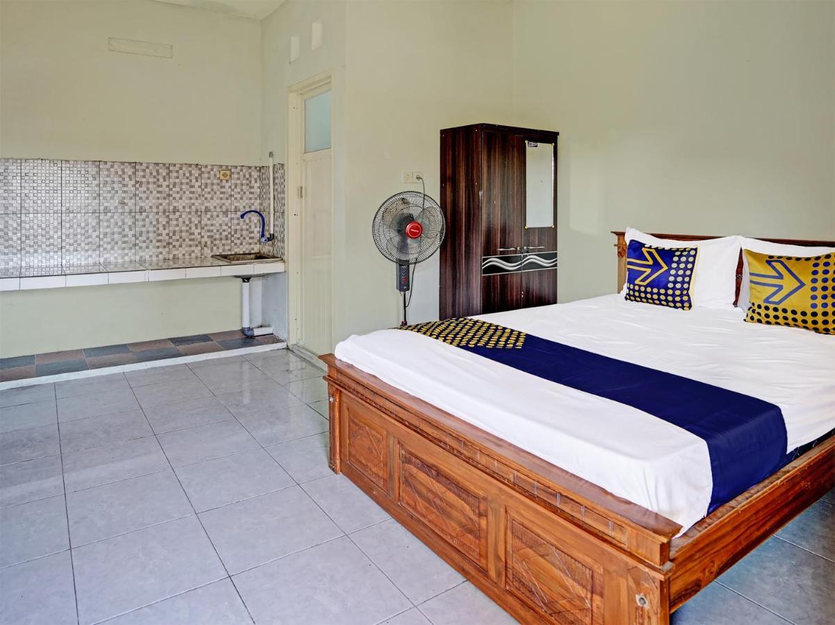 SPOT ON 91595 Sruni Syariah Hotel Gedangan Bagian luar foto