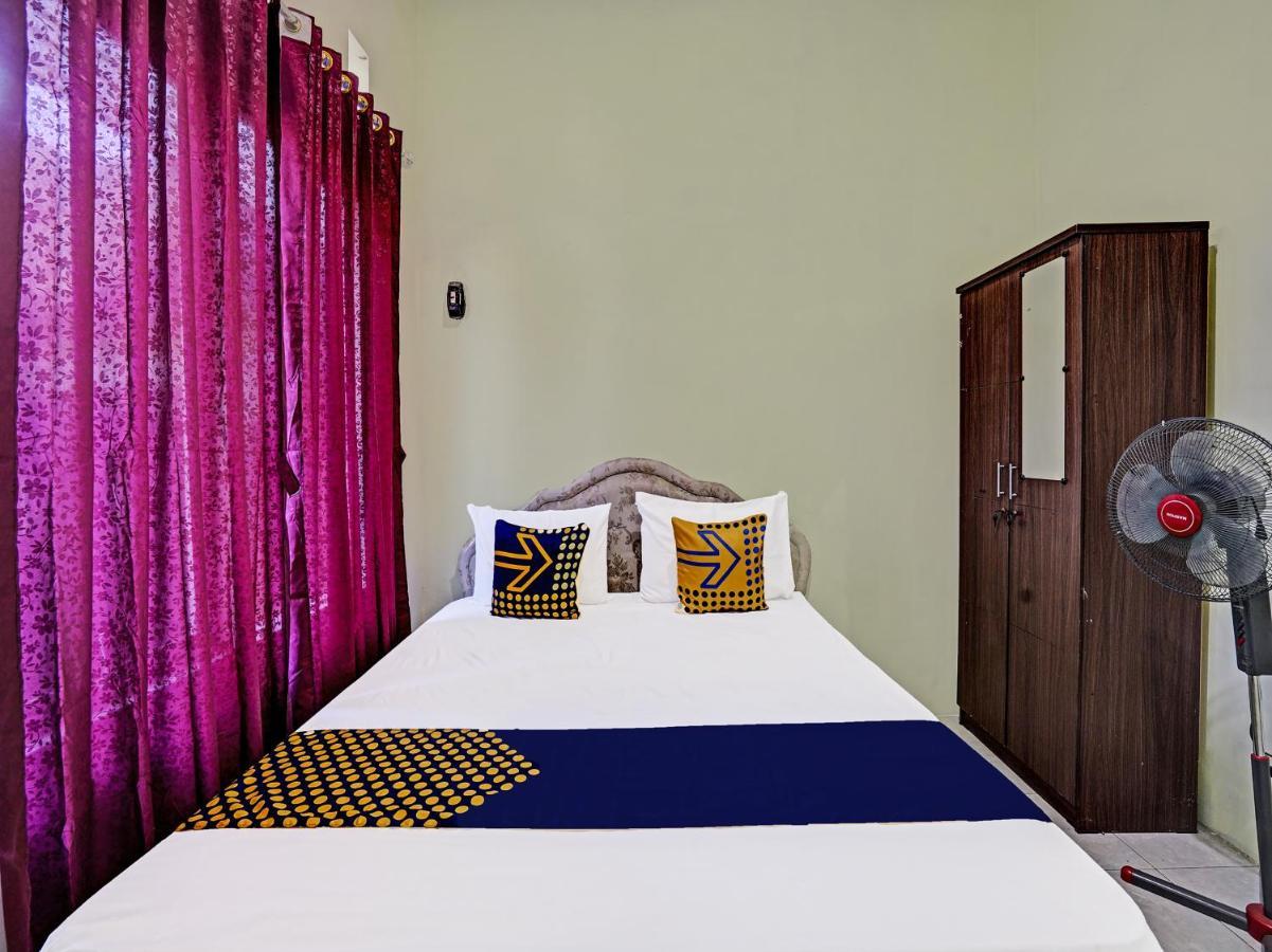 SPOT ON 91595 Sruni Syariah Hotel Gedangan Bagian luar foto