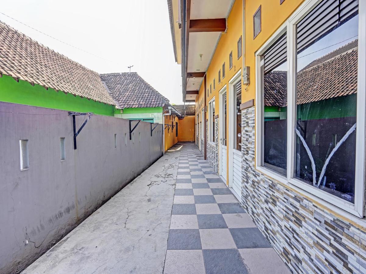 SPOT ON 91595 Sruni Syariah Hotel Gedangan Bagian luar foto
