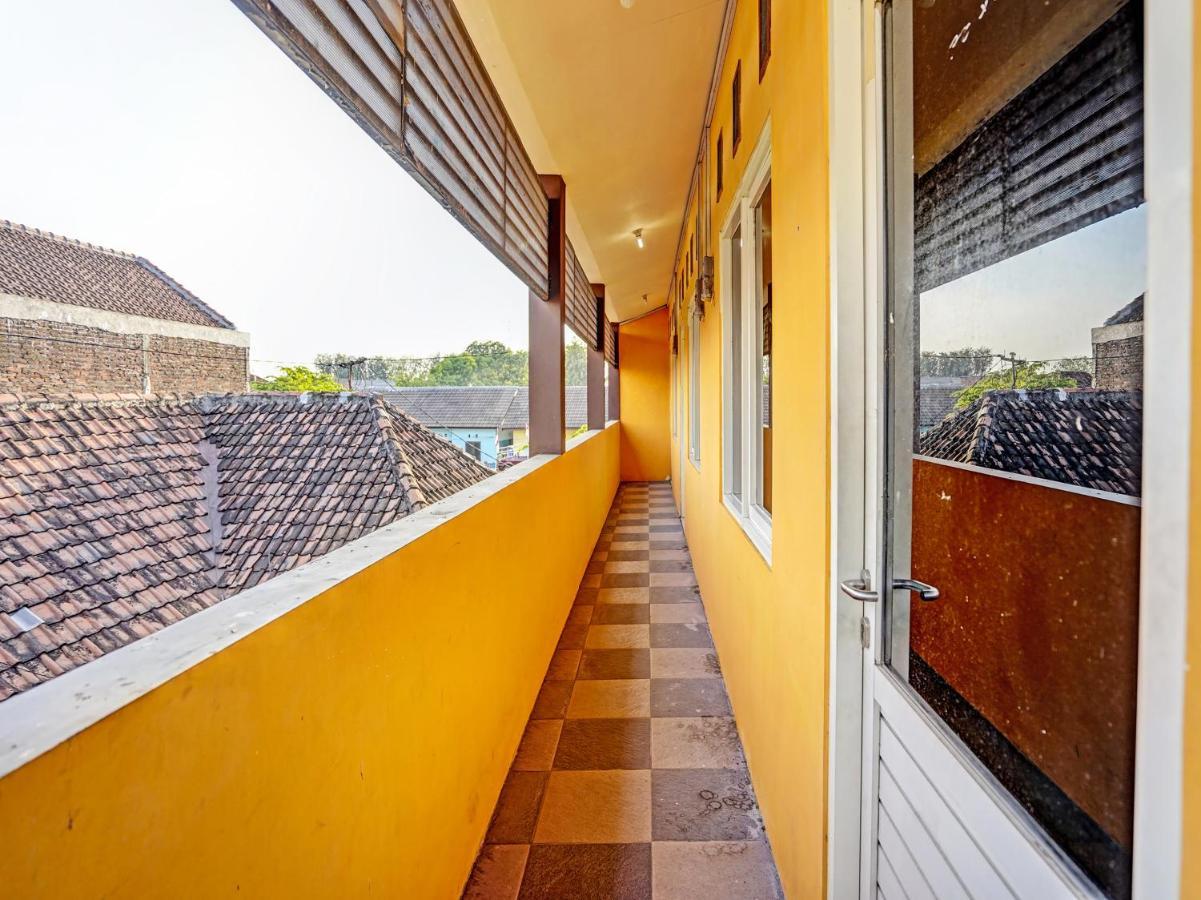 SPOT ON 91595 Sruni Syariah Hotel Gedangan Bagian luar foto