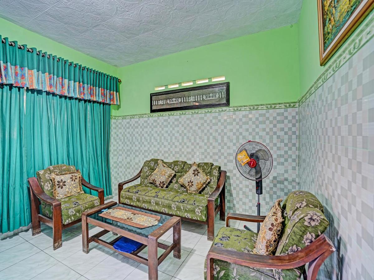 SPOT ON 91595 Sruni Syariah Hotel Gedangan Bagian luar foto