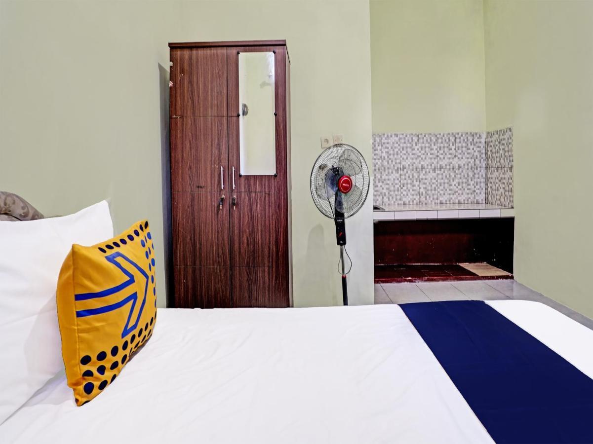 SPOT ON 91595 Sruni Syariah Hotel Gedangan Bagian luar foto