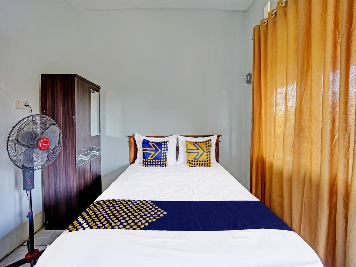 SPOT ON 91595 Sruni Syariah Hotel Gedangan Bagian luar foto