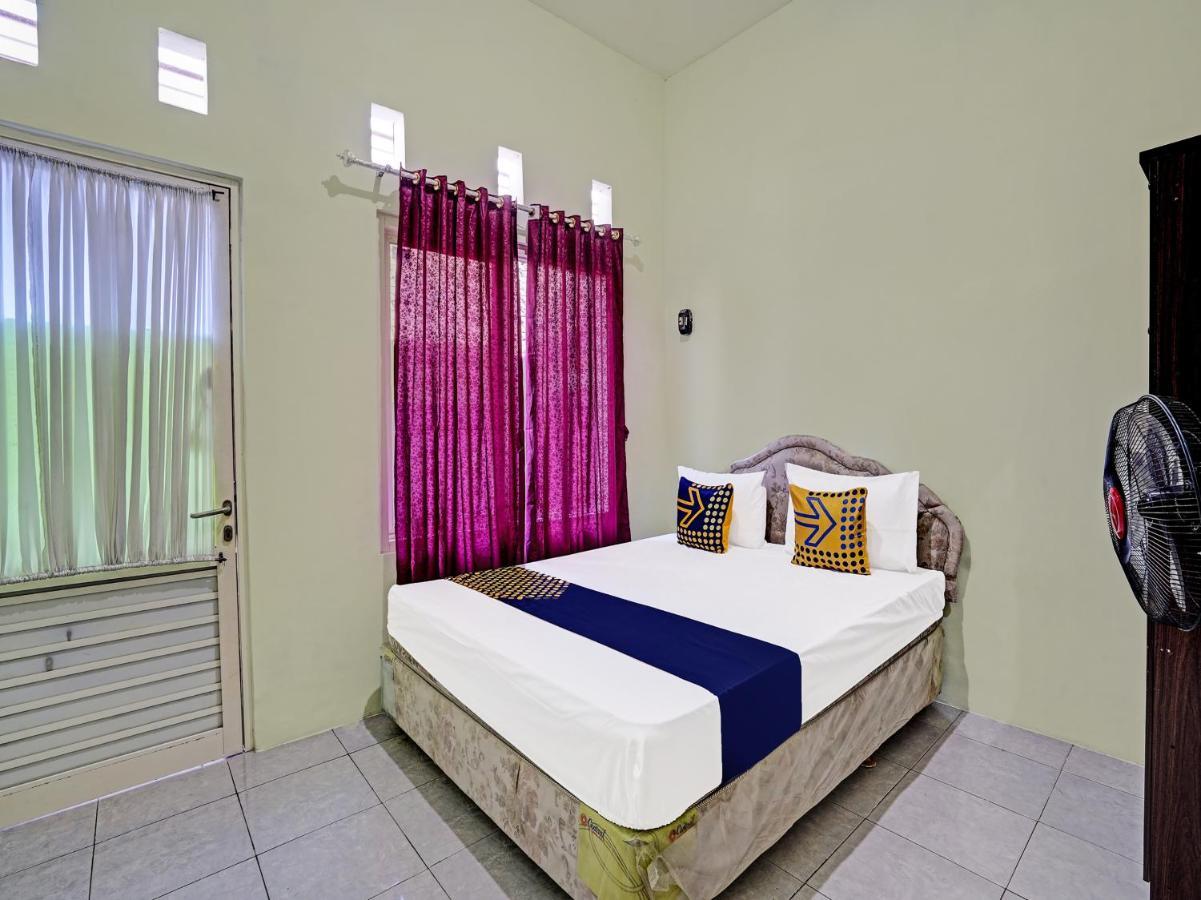 SPOT ON 91595 Sruni Syariah Hotel Gedangan Bagian luar foto