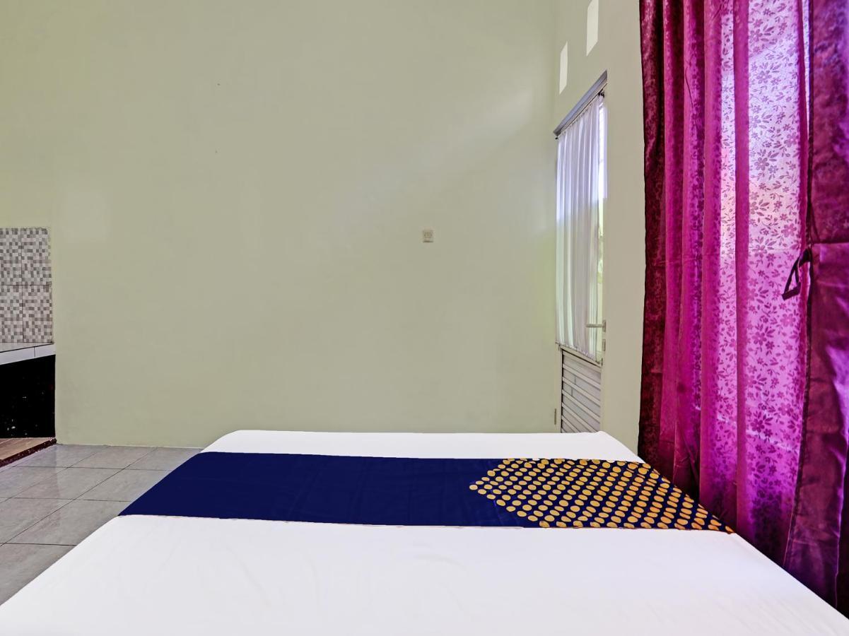 SPOT ON 91595 Sruni Syariah Hotel Gedangan Bagian luar foto