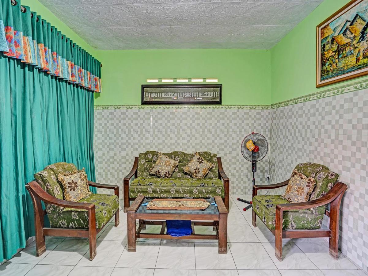 SPOT ON 91595 Sruni Syariah Hotel Gedangan Bagian luar foto