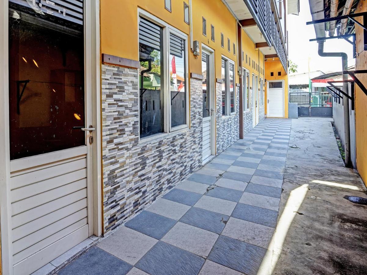 SPOT ON 91595 Sruni Syariah Hotel Gedangan Bagian luar foto